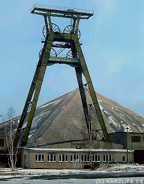 gigantisches Fördergerüst der im Jahre 1964 in Betrieb genommene Schachtanlage ''Bernhard-Koenen-Schacht II'' bei Nienstedt